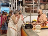 Teertha Vitarana; Picture courtesy Shri Jaikishan Kandlur