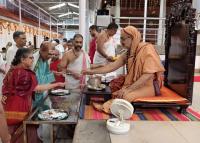 Teertha Vitarana; Picture Courtesy Shri Jaikishan Kandlur