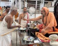 Teertha Vitarana; Picture Courtesy Shri Jaikishan Kandlur