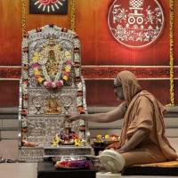 Shri Shiva Pujana by HH Swamiji. Picture Courtesy Shri Jaikishan Kandlur