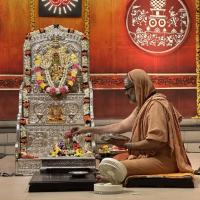 Shri Shiva Pujana by HH Swamiji. Picture Courtesy Shri Jaikishan Kandlur
