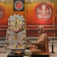 Shri Shiva Pujana by HH Swamiji. Picture Courtesy Shri Jaikishan Kandlur