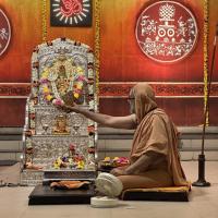 Shri Shiva Pujana by HH Swamiji. Picture Courtesy Shri Jaikishan Kandlur