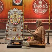 Shri Shiva Pujana by HH Swamiji. Picture Courtesy Shri Jaikishan Kandlur
