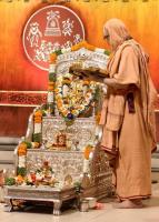 Shri Shiva Pujana by HH Swamiji; Picture courtesy Shri Jaikishan Kandlur