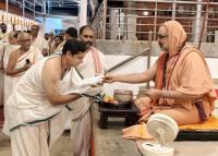 Teertha Vitarana; Picture courtesy Shri Jaikishan Kandlur