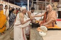 Teertha Vitarana and Phalamantrakshata; Picture Courtesy Shri Jaikishan Kandlur