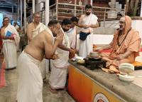 Teertha Vitarana; Picture Courtesy Shri Jaikishan Kandlur