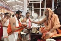 Teertha Vitarana; Picture Courtesy Shri Jaikishan Kandlur