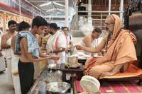 Teertha Vitarana; Picture Courtesy Shri Jaikishan Kandlur