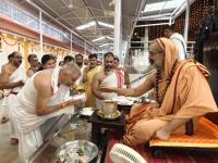 Teertha Vitarana; Picture Courtesy Shri Jaikishan Kandlur