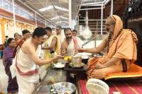 Teertha Vitarana; Picture Courtesy Shri Jaikishan Kandlur