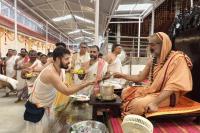 Teertha Vitarana; Picture Courtesy Shri Jaikishan Kandlur