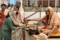 Teertha Vitarana; Picture Courtesy Shri Jaikishan Kandlur