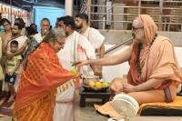 Teertha Vitarana; Picture Courtesy Shri Jaikishan Kandlur