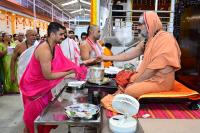 Memento distribution; Picture Courtesy Shri Sadashiv Bana
