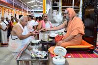 Memento distribution; Picture Courtesy Shri Sadashiv Bana