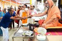 Memento distribution; Picture Courtesy Shri Sadashiv Bana