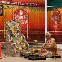 Shri Shiva Pujana by HH Swamiji; Picture Courtesy Shri Jaikishan Kandlur