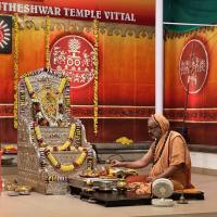 Shri Shiva Pujana by HH Swamiji; Picture Courtesy Shri Jaikishan Kandlur
