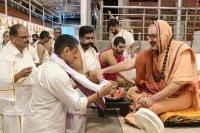 Teertha Vitarana; Picture Courtesy Shri Jaikishan Kandlur