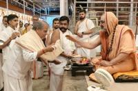 Teertha Vitarana; Picture Courtesy Shri Jaikishan Kandlur