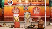 Shri Shiva Pujana by HH Swamiji; Picture Courtesy Shri Jaikishan Kandlur