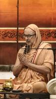 Shri Shiva Pujana and Tirtha Vitarana by HH Swamiji; Picture courtesy Shri Jaikishan Kandlur