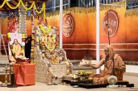 Shri Shiva Pujana and Tirtha Vitarana by HH Swamiji; Picture courtesy Shri Jaikishan Kandlur
