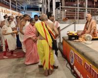 Shri Shiva Pujana and Tirtha Vitarana by HH Swamiji; Picture courtesy Shri Jaikishan Kandlur