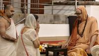 Shri Shiva Pujana and Tirtha Vitarana by HH Swamiji; Picture courtesy Shri Jaikishan Kandlur