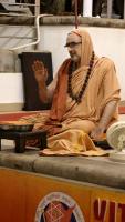 Shri Shiva Pujana and Tirtha Vitarana by HH Swamiji; Picture courtesy Shri Jaikishan Kandlur