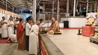 Shri Shiva Pujana and Tirtha Vitarana by HH Swamiji; Picture courtesy Shri Jaikishan Kandlur