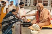 Shri Devi Pujana by HH Swamiji; Picture Courtesy Shri Jaikishan Kandlur