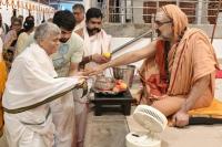 Shri Devi Pujana by HH Swamiji; Picture Courtesy Shri Jaikishan Kandlur
