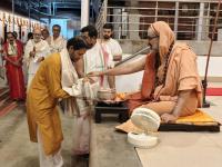 Teertha Vitarana; Picture Courtesy Shri Jaikishan Kandlur