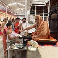 Teertha Vitarana; Picture Courtesy Shri Jaikishan Kandlur