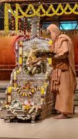 Shri Devi Pujana by HH Swamiji; Picture Courtesy Shri Jaikishan Kandlur