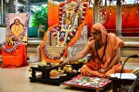 Mandala Puja & Shri Vedavyasa Puja by HH Swamiji; Picture courtesy Shri Sadashiv Bana