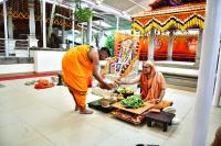 Mandala Puja & Shri Vedavyasa Puja by HH Swamiji; Picture courtesy Shri Sadashiv Bana