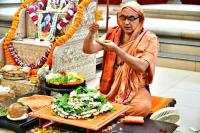 Mandala Puja & Shri Vedavyasa Puja by HH Swamiji; Picture courtesy Shri Sadashiv Bana