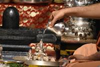 Jalabhisheka by HH Swamiji; Picture Courtesy Shri Abhinav Kalla