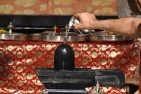Jalabhisheka by HH Swamiji; Picture Courtesy Shri Abhinav Kalla