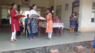 Dr Sheetal Savur, Assoc. Prof. Opthalmology, Yenepoya Med. College handing over Participatiion Certificates to the students on the final Sunday